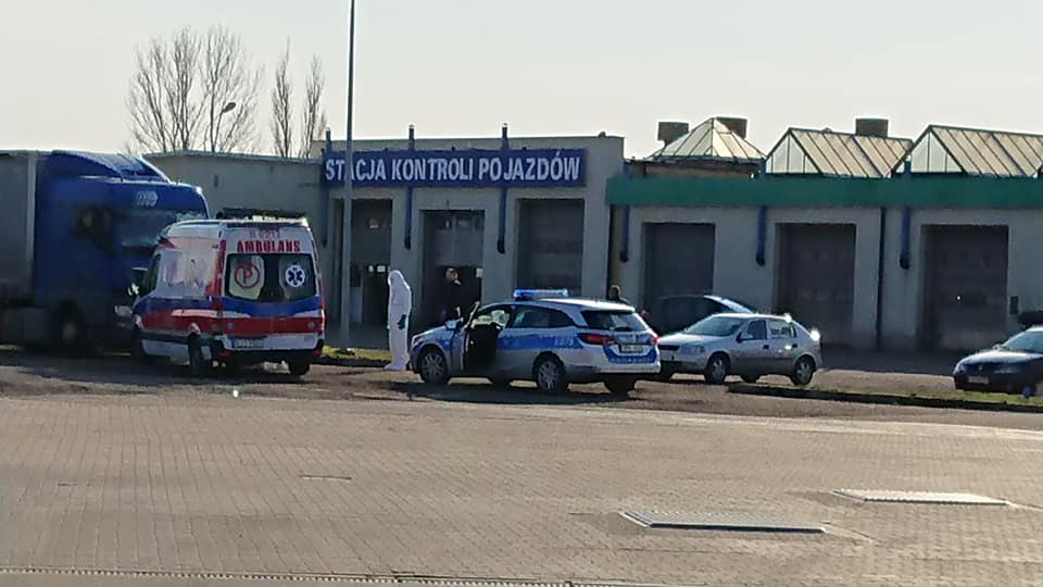 Ratownicy w skafandrach na stacji paliw BP w Jaśle
