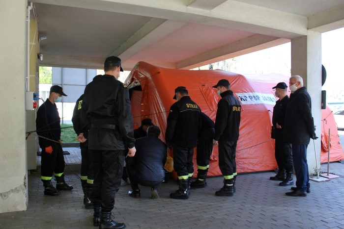 Namiot przed szpitalem w Jaśle
