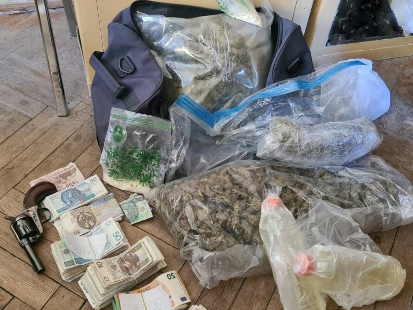 Narkotykowy biznes na terenie powiatu jasielskiego. Zatrzymano młodych jaślan handlujących narkotykami
