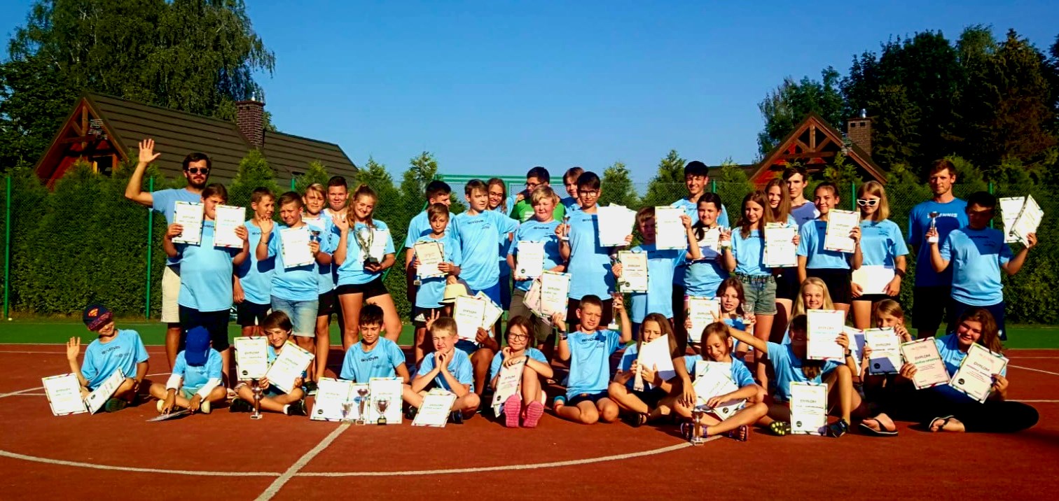 Szkoła Tenisa WINNER w Jaśle - zdjęcie grupowe