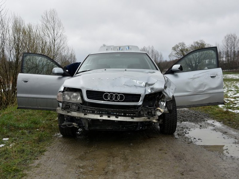 Jasło - rozbity samochód Audi