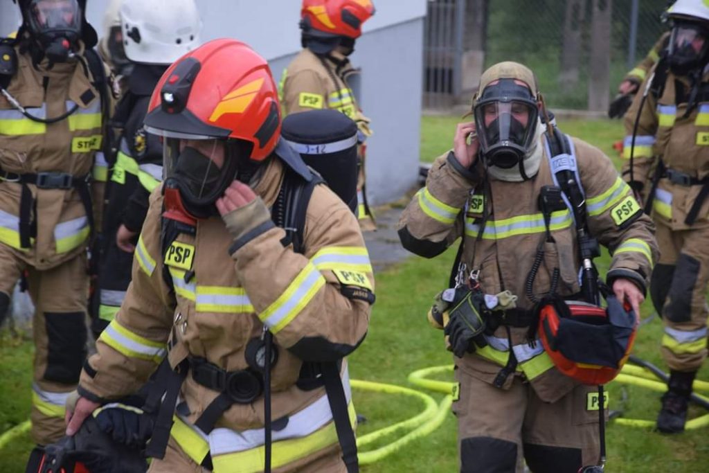 Pożar domu w Brzyskach - strażacy PSP w Jaśle w aparatach oddechowych