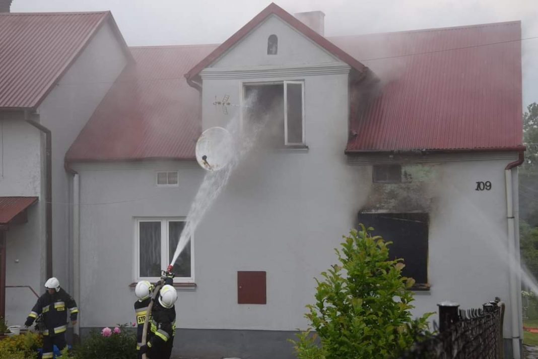 Pożar domu w Brzyskach - strażacy PSP w Jaśle gaszą płonący budynek