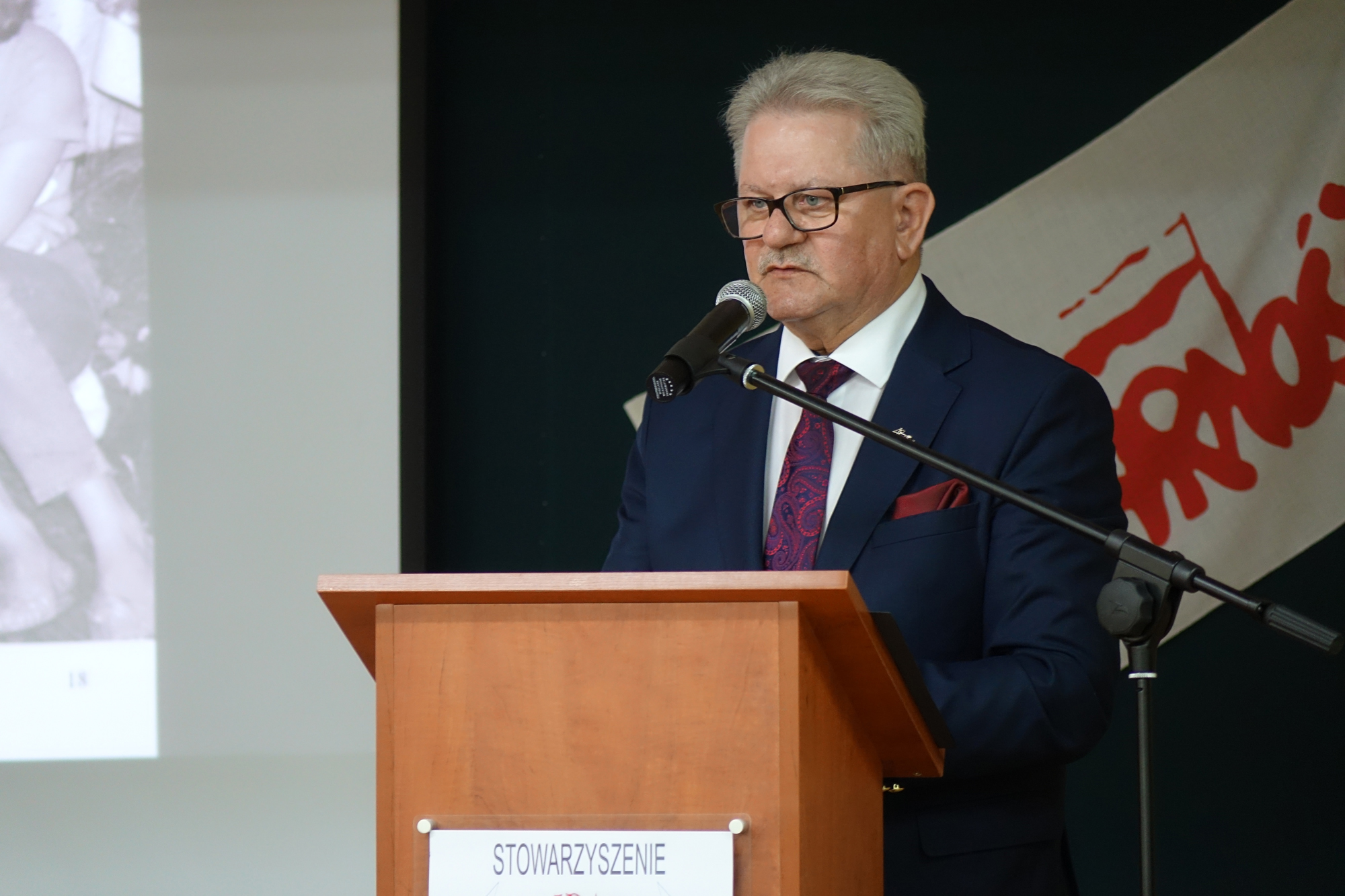 Tadeusz Majchrowicz przemawia podczas spotkania w jasielskim Ekonomiku