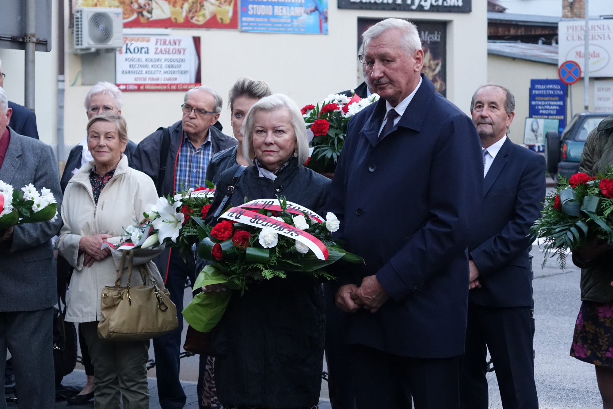 Alicja Zając i Adam Pawluś składają kwiaty pod tablicą bł. ks. Jerzego Popiełuszki w Jaśle