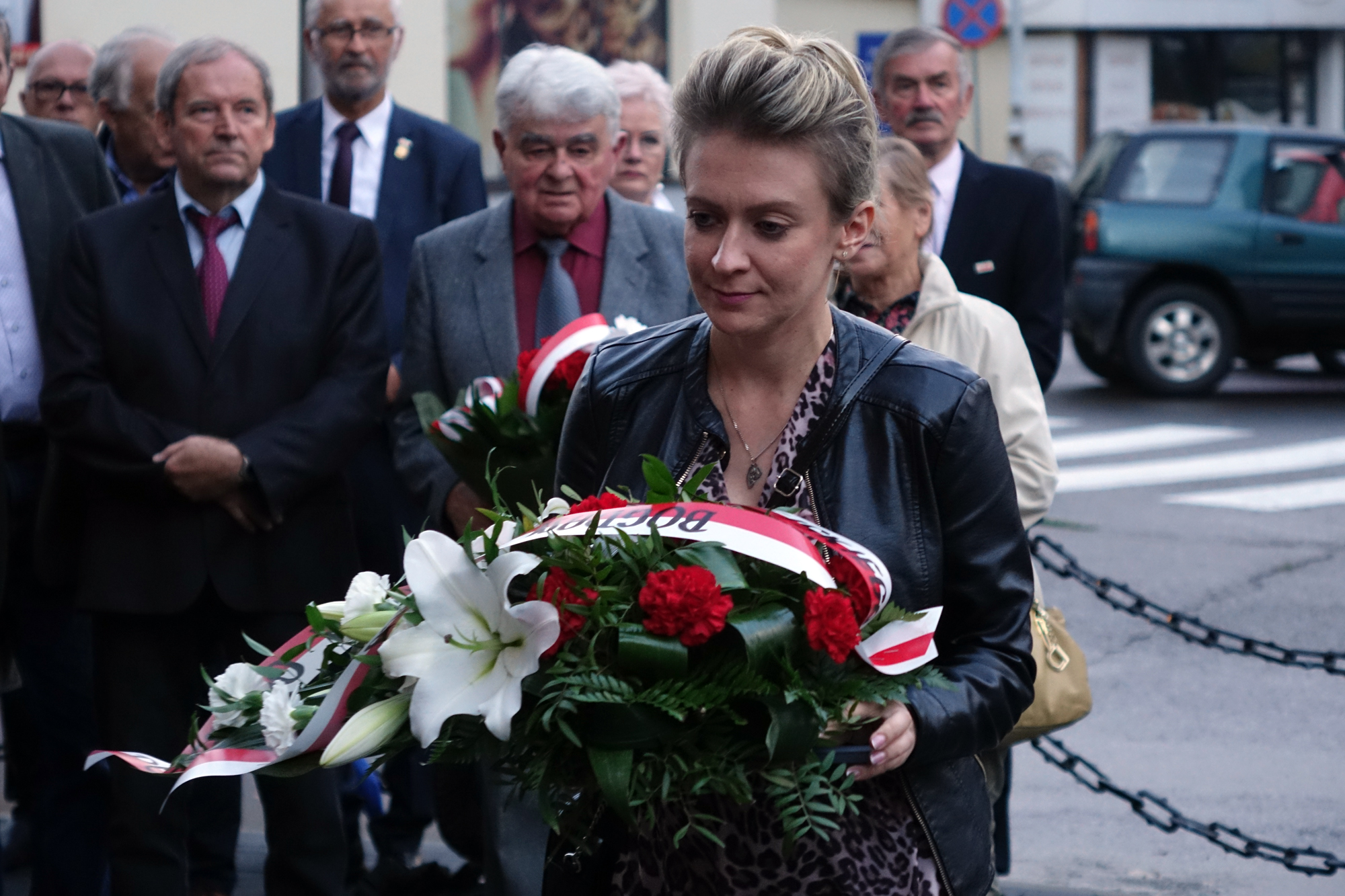Składanie kwiatów pod tablicą bł. ks. Jerzego Popiełuszki w Jaśle