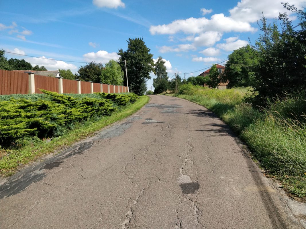 Zniszczony odcinek drogi Osobnica – Łazy Dębowieckie - Dębowiec wreszcie doczeka się przebudowy