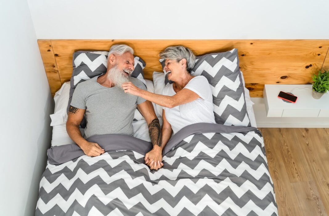 Komfort snu seniora, czyli jaki materac wybrać dla babci i dziadka?