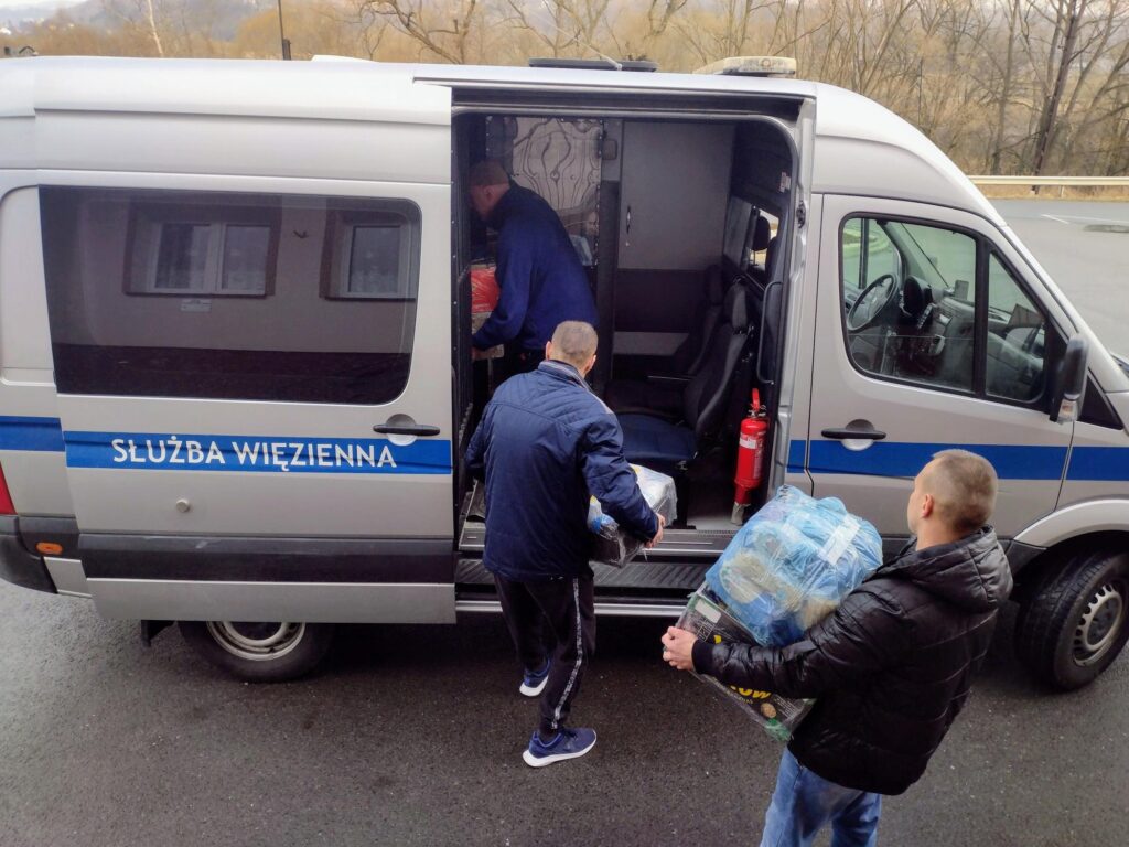 Funkcjonariusze i osadzeni ZK w Jaśle pomagają Ukrainie