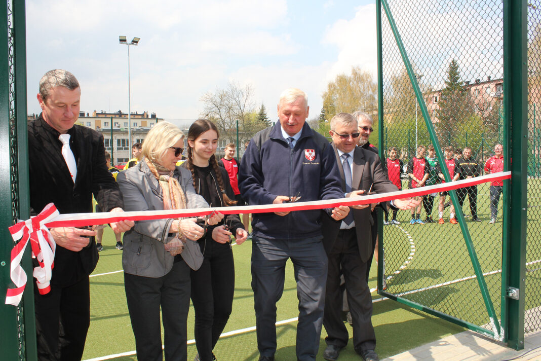 Otwarcie boiska do piłki ręcznej przy Zespole Szkół Technicznych w Jaśle