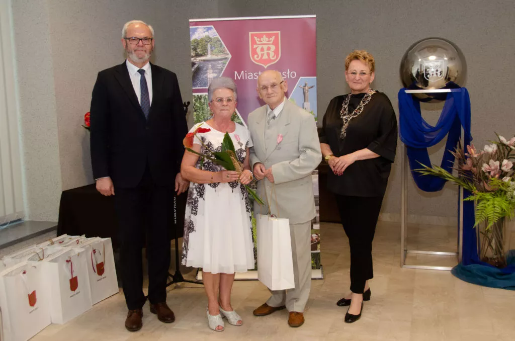 Prezydent RP Andrzej Duda oznaczył 13 jasielskich małżeństw