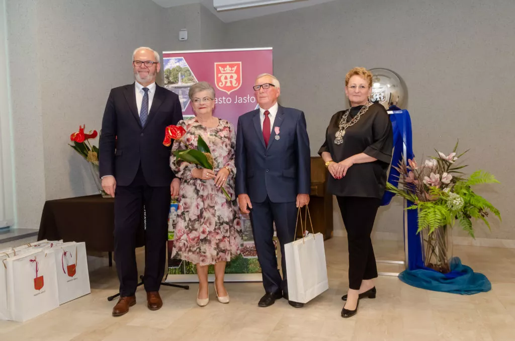 Prezydent RP Andrzej Duda oznaczył 13 jasielskich małżeństw