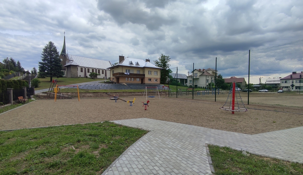 Zakończono budowę boiska przy szkole w Czeluśnicy