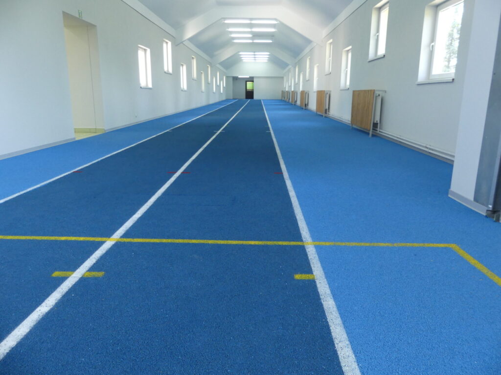 Wyremontowano salę gimnastyczną i krytą bieżnię w szkole w Trzcinicy