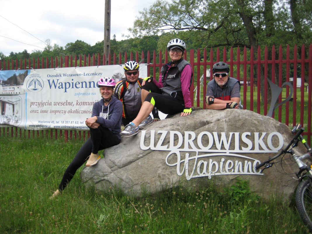 Grupa rowerzystów z Jasła pokonała ponad 60 km, żeby zwiedzić uzdrowisko Wapienne