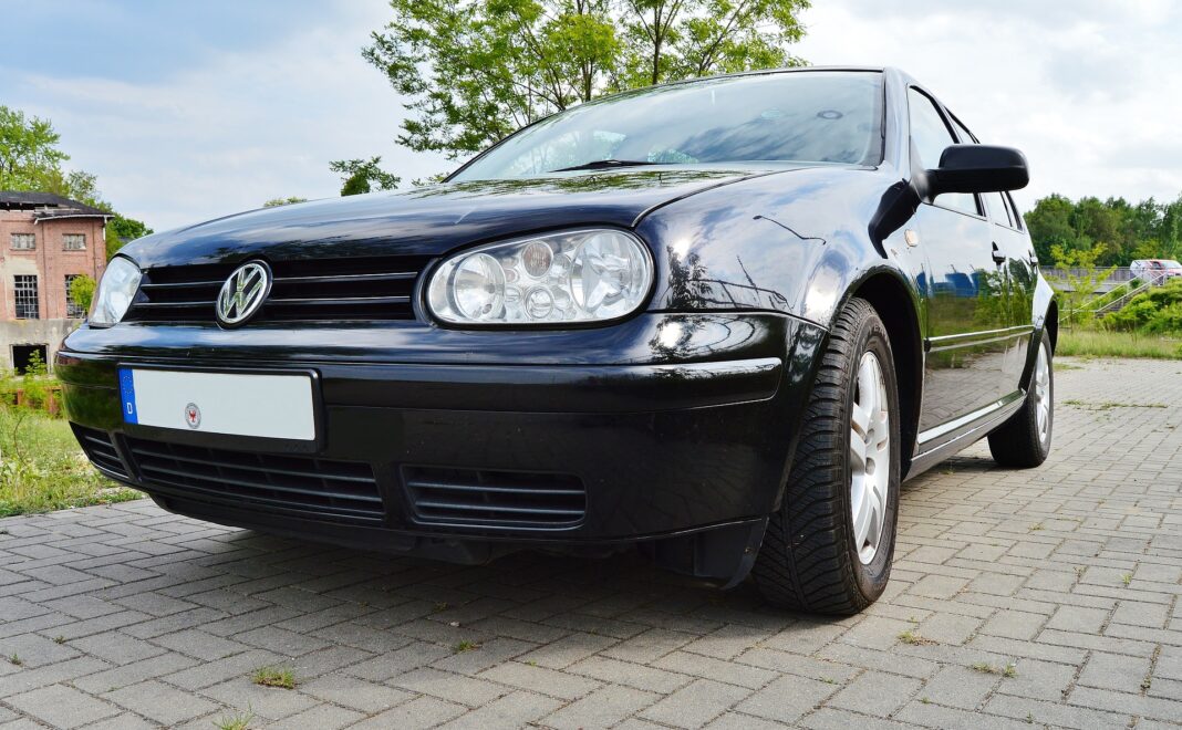 Średni wiek samochodów w Polsce wynosi 15,5 roku. Najpopularniejszy jest Volkswagen Golf