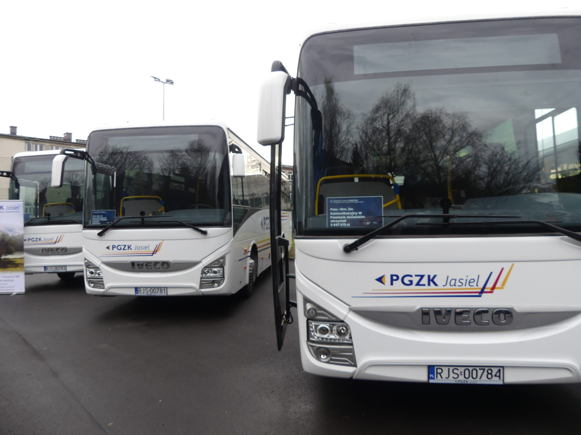 Dziewięć fabrycznie nowych autobusów będzie służyć mieszkańcom powiatu jasielskiego