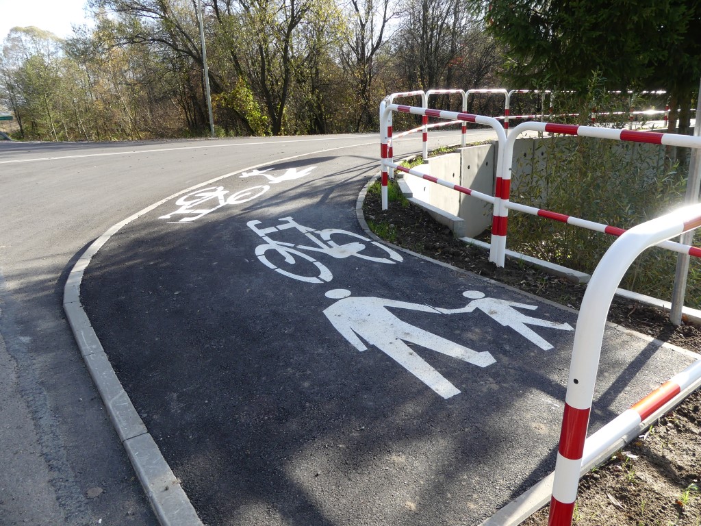 W Zawadce Osieckiej oddano do użytku wyremontowaną drogę razem z nową ścieżką rowerową