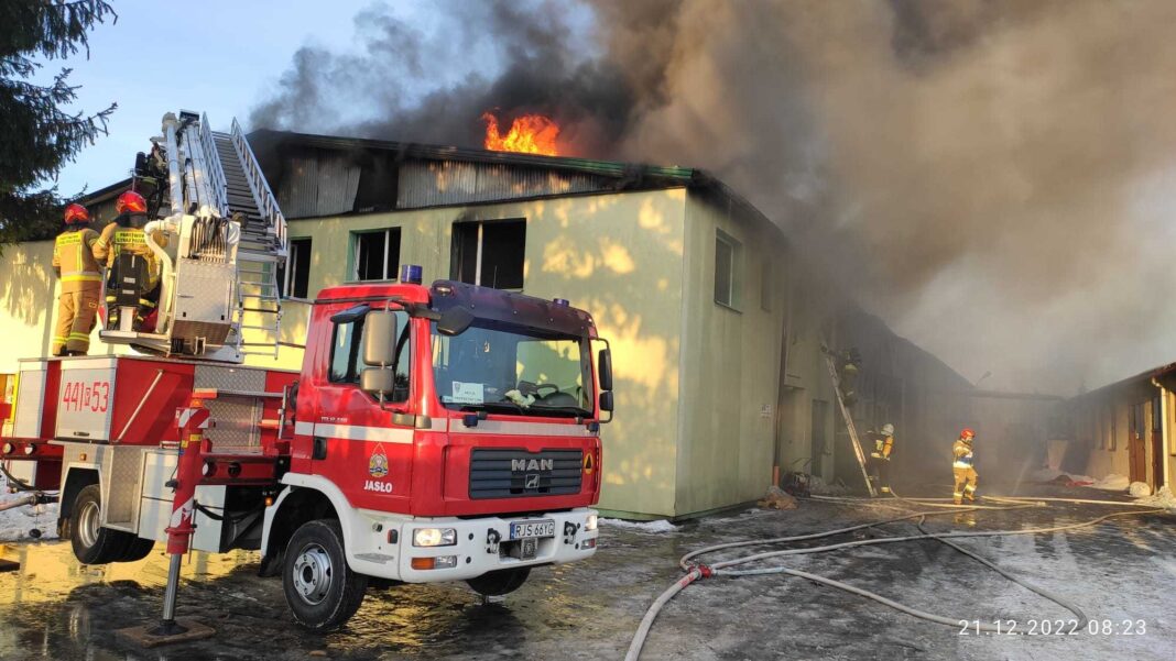 Pożar w zakładzie produkcyjnym przy ulicy Młynarskiej w Jaśle
