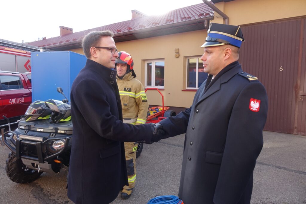Piotr Rycerski przekazuje sprzęt Straży Pożarnej w Jaśle