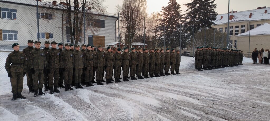 Ślubowanie I klas mundurowych w LO Kołaczyce