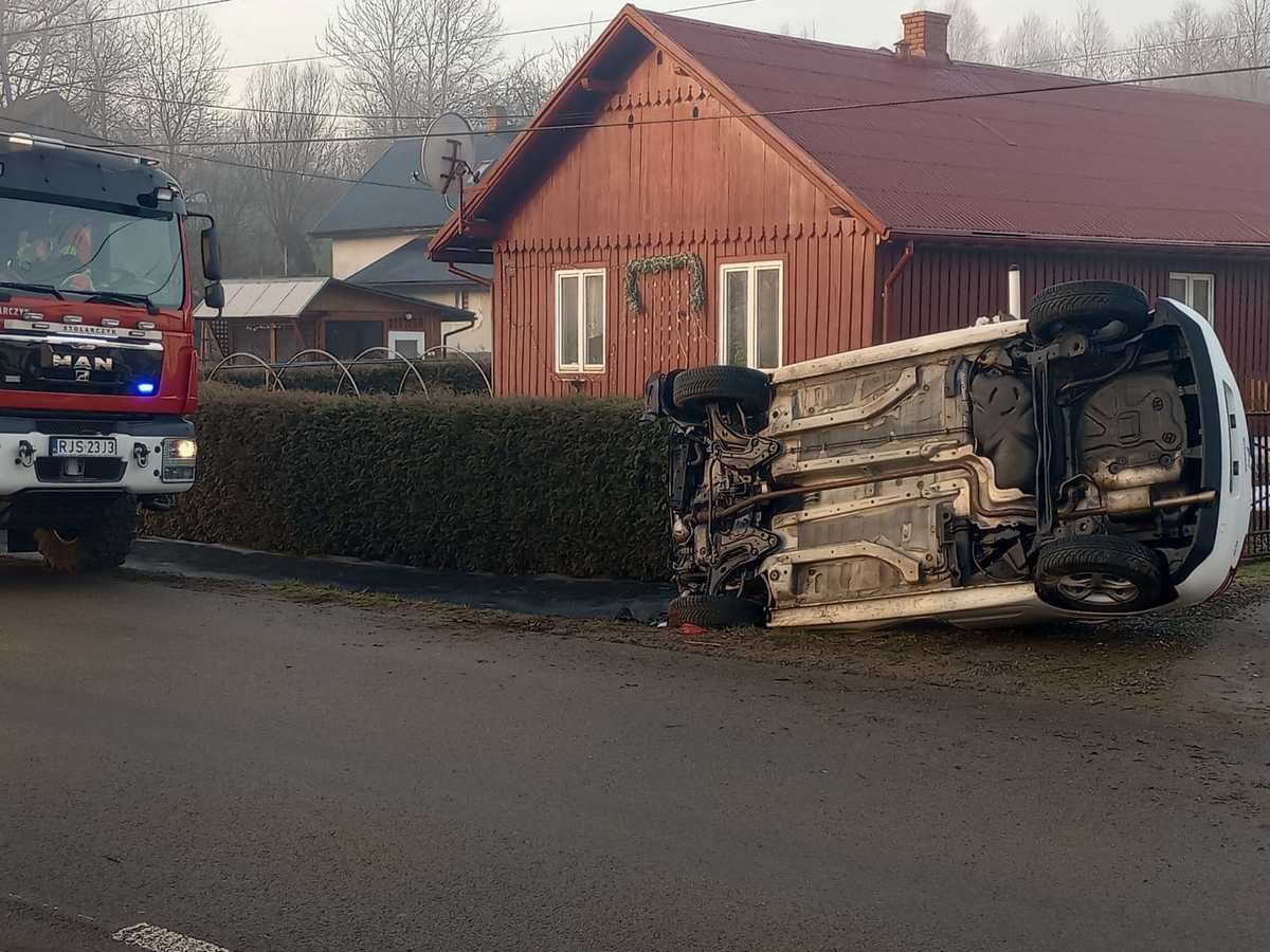 Poważny wypadek w Osobnicy. Straciła panowanie nad autem i uderzyła w betonowy przepust