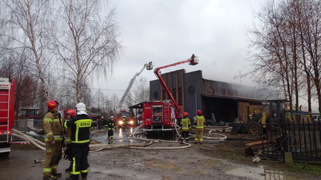 Strażacy walczą z pożarem hali w Roztokach koło Jasła