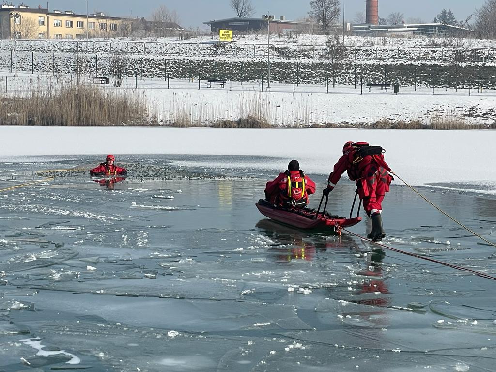 Strażacy PSP w Jaśle przeprowadzili ćwiczenia z zakresu ratownictwa lodowego