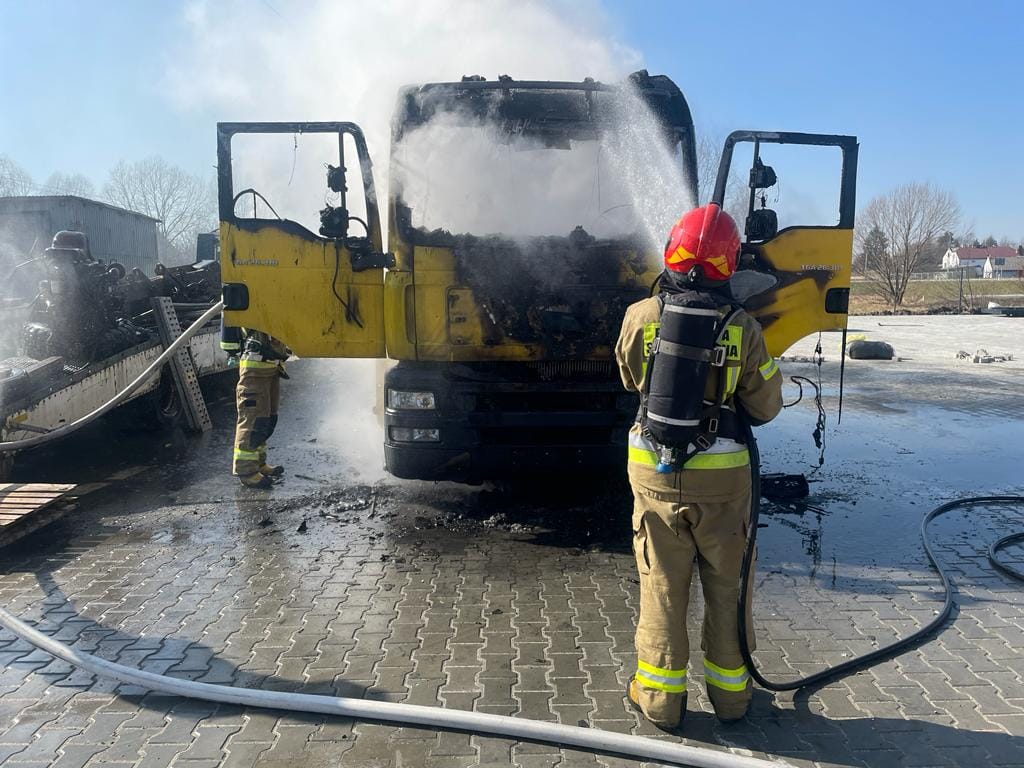 Straż Pożarna w Jaśle ugasiła płonącą ciężarówkę