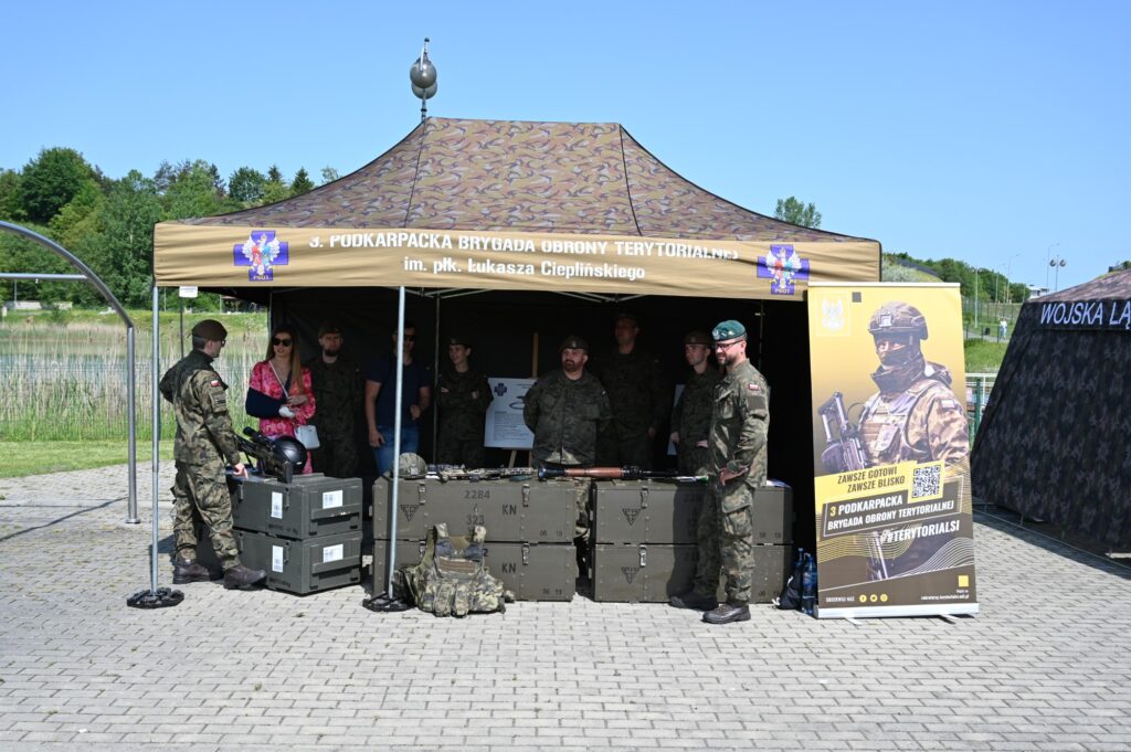 Samoobrona dla kobiet z wojskiem na Przystanku Kwiatowa w Jaśle