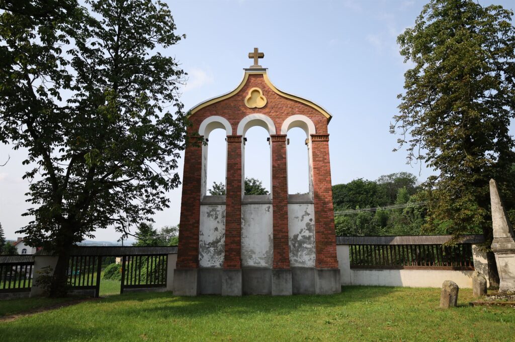 Zabytkowy kościół parafialny pw. św. Marcina w Szebniach (parawanowa dzwonnica)