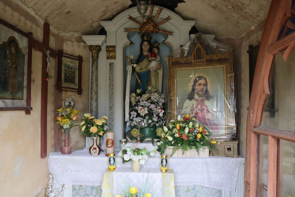 Kapliczka z Figurą Matki Bożej z Dzieciątkiem położona w Żółkowie

