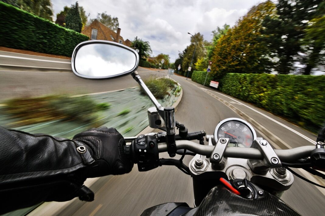 Motocyklista przekracza dopuszczalną prędkość