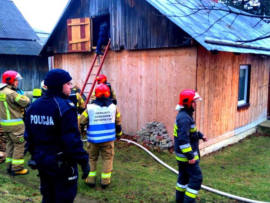 Policjanci z Nowego Żmigrodu brali udział w gaszeniu płonącego domu