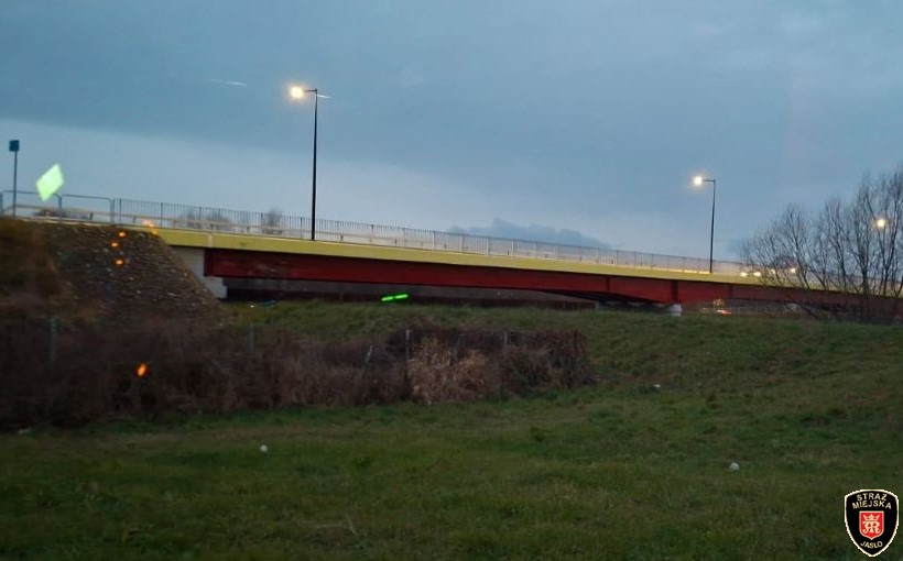 Dramatyczna akcja na moście w Jaśle. Strażnicy miejscy uratowali życie zaginionej kobiecie