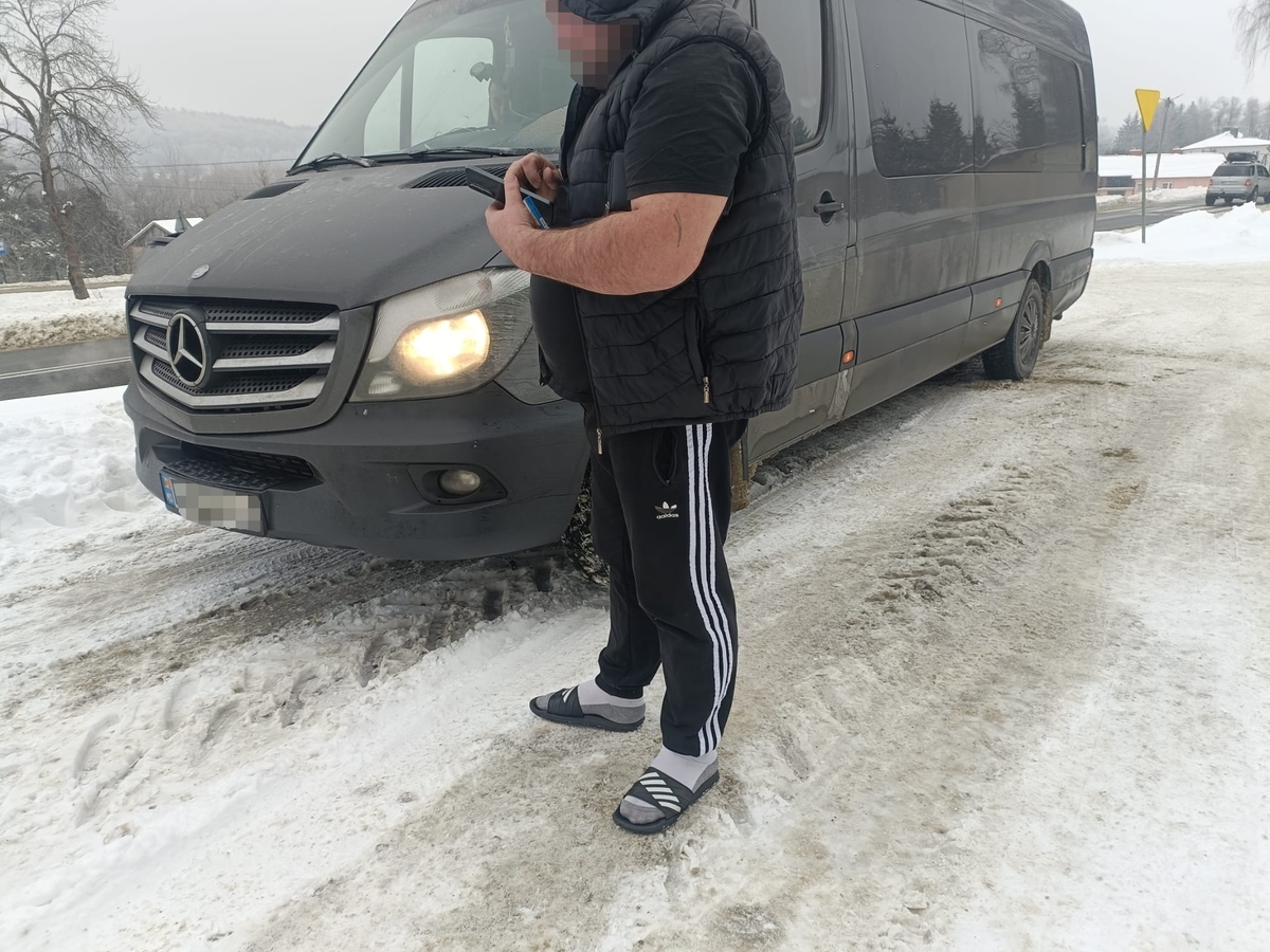 Przeładowane busy i surowe kary. Policja nie miała litości