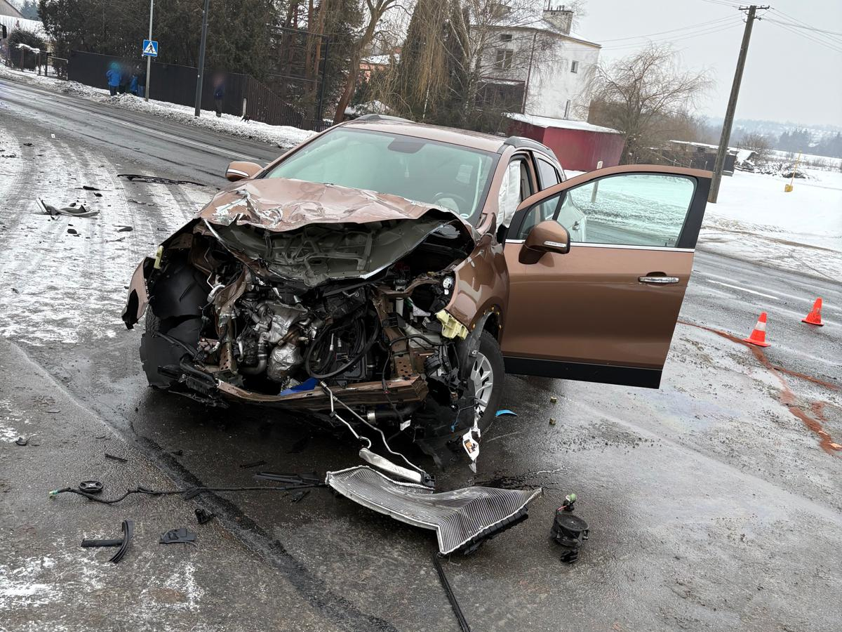Groźny poranny wypadek w Jaśle. Tir wjechał w budynek, DK73 całkowicie zablokowana