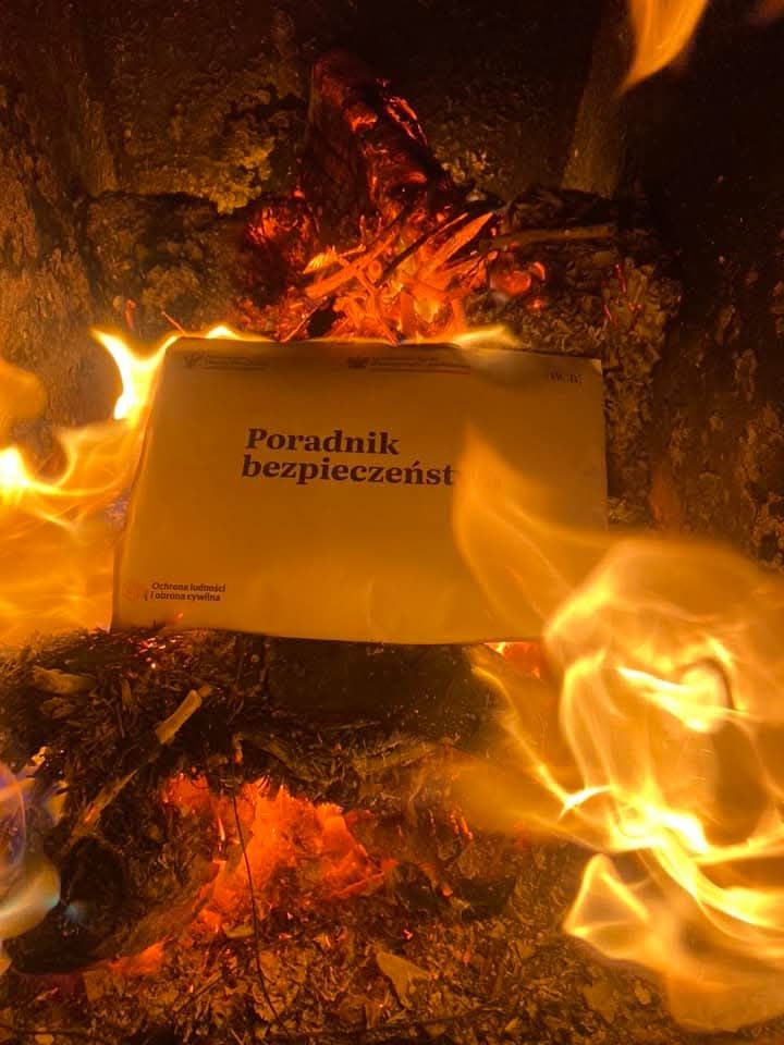 Państwo wysyła poradnik. Obywatele palą nim w piecu
