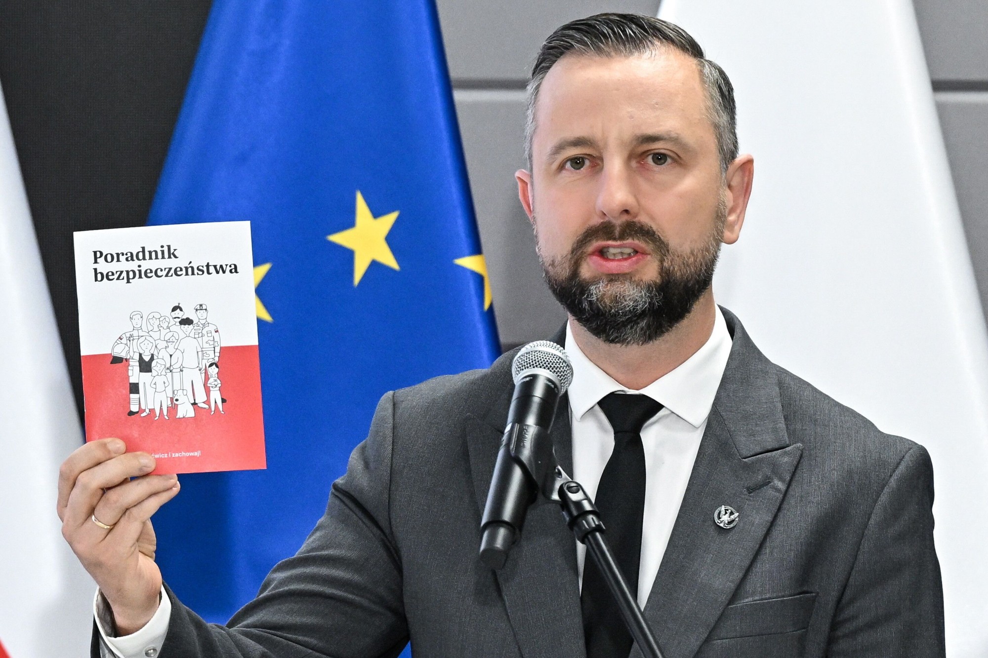 Państwo wysyła poradnik. Obywatele palą nim w piecu