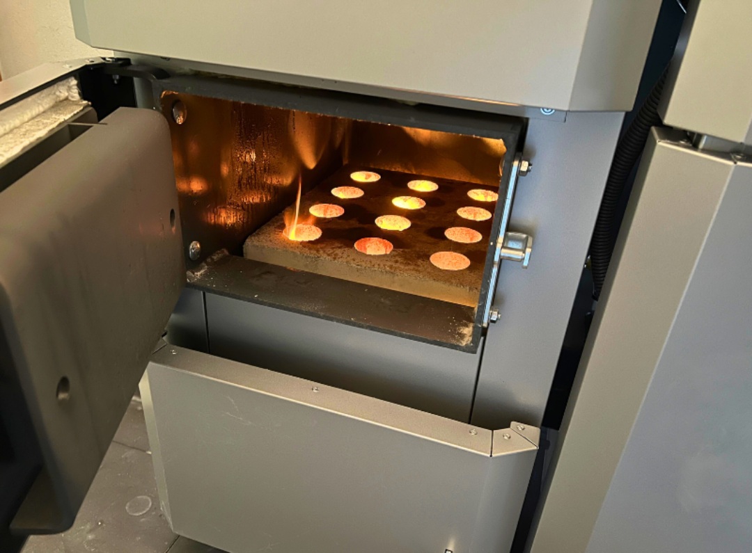 Piec na pellet czy zgazowujący drewno – co się bardziej opłaca?