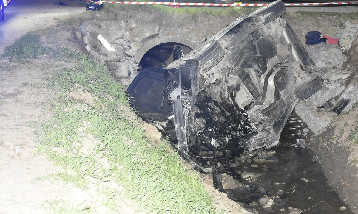 Pijany kierowca BMW dachował pod Jasłem. Pasażer ciężko ranny