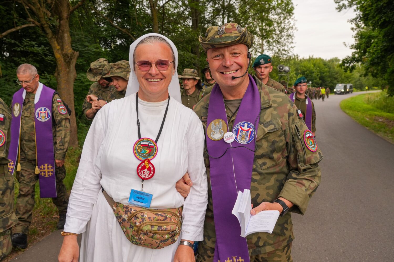 Wojna? Spokojnie, mamy kropidła w wersji „moro” i parafię z agregatem!