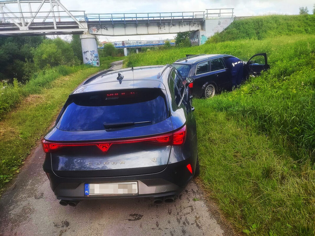450-374529 Pościg ulicami Jasła. Pasażer Audi wyrzucał narkotyki przez okno, kierowca próbował uciec
