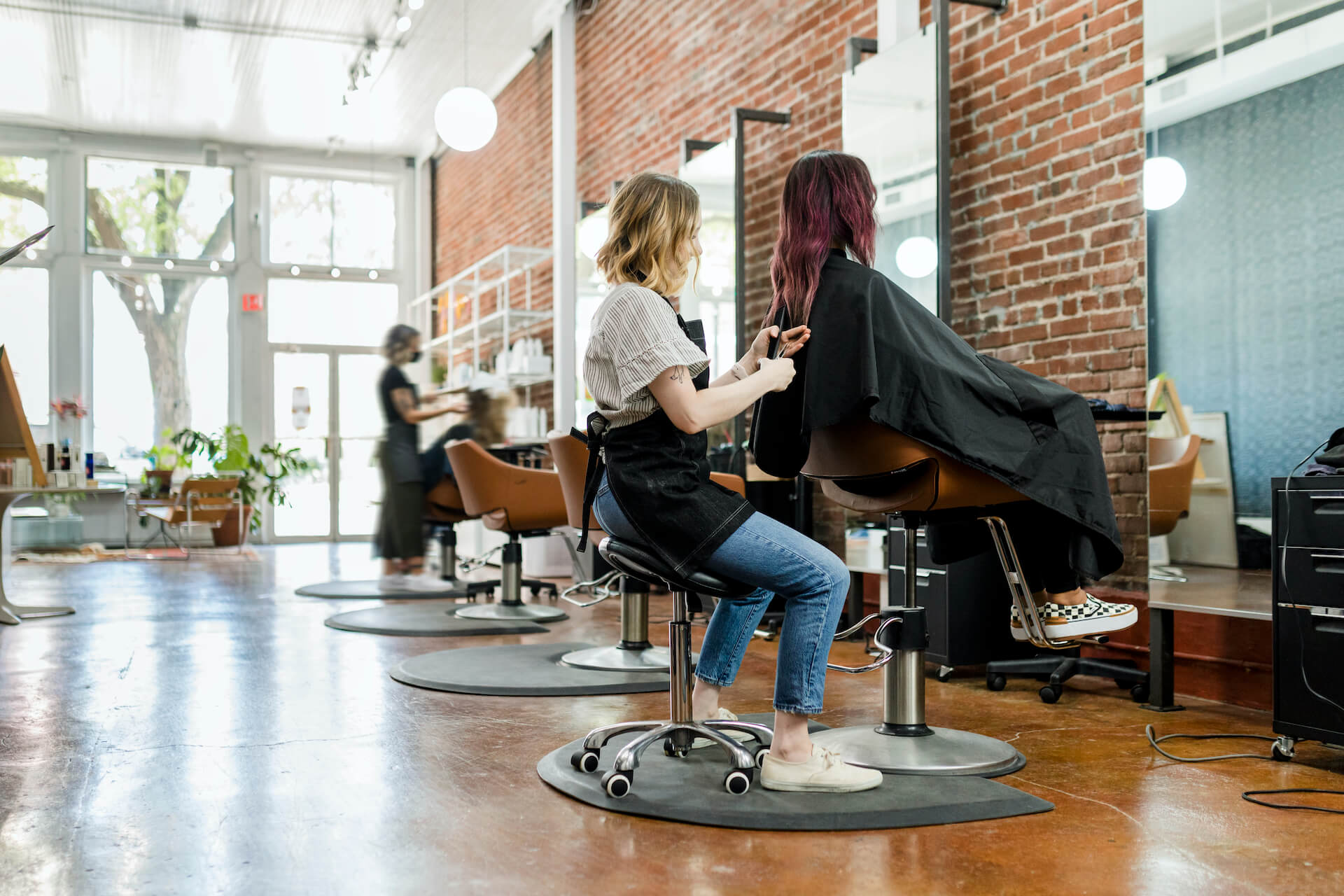 W jakim stylu urządzić salon fryzjerski w 2026 roku?