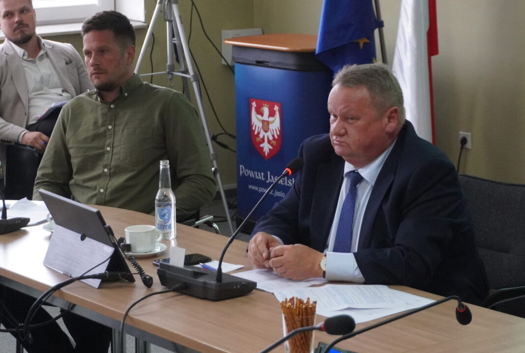 12abf18a-80bd-47ba-92e2-7c41a742c13d Grzegorz Pers odwołany z funkcji przewodniczącego Rady Powiatu w Jaśle. Zadecydował jeden głos
