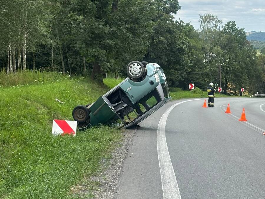 Dachowanie Microcara na DK73 w Kołaczycach. Kierująca bez prawa jazdy, pojazd bez OC i przeglądu
