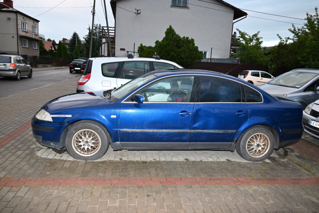 22-latek siał spustoszenie w Kołaczycach. Kradł i niszczył auta
