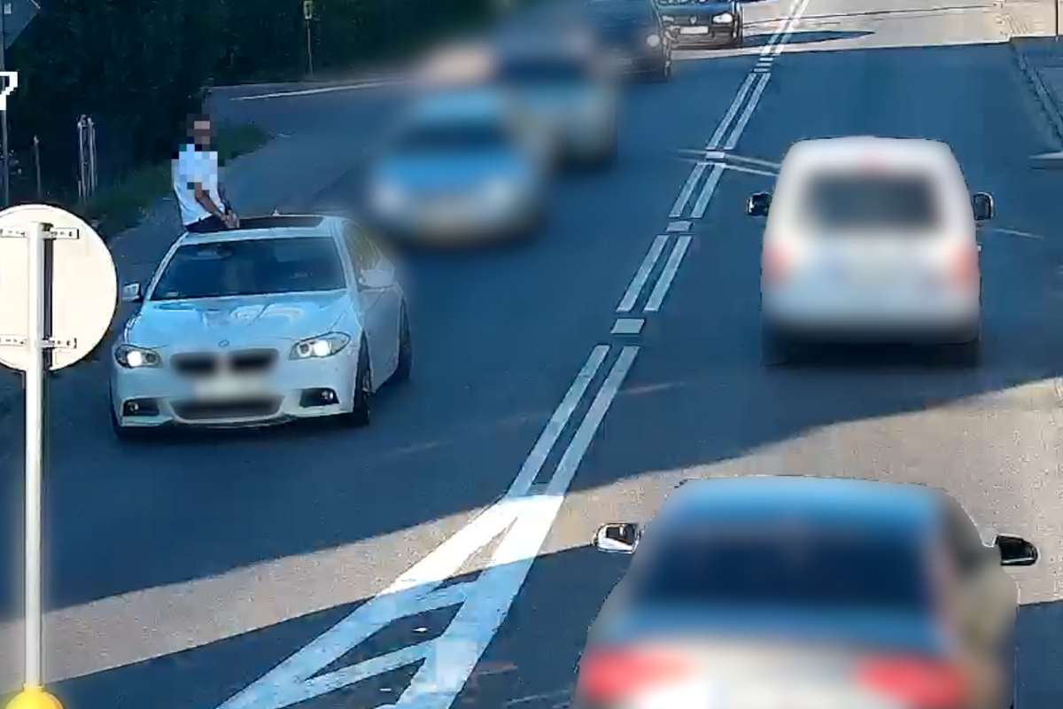 Siedział na dachu jadącego BMW. Policjanci zatrzymali kierowcy prawo jazdy
