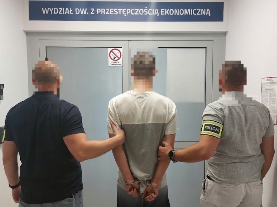 Policja z Jasła zatrzymała 20-latka. Miał polować na ofiary w Internecie