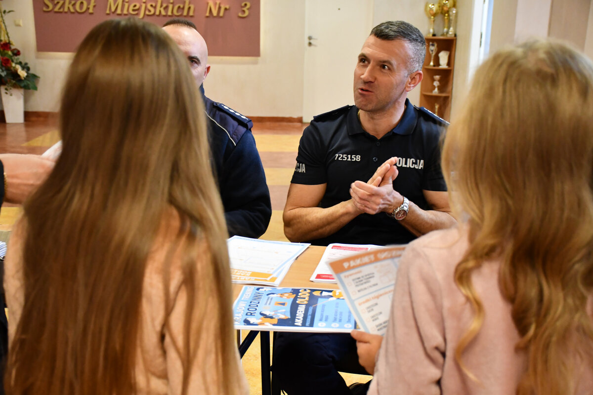 Jak reagować w sytuacji zagrożenia? Jasielscy policjanci szkolili dzieci i młodzież